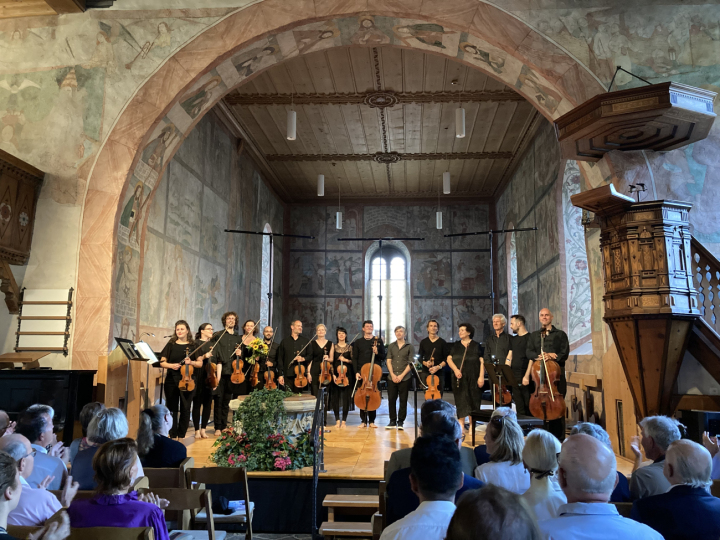 Die Musikerinnen und Musiker der Camerata Bern und René Liebert (graues Hemd, Mitte) begeisterten das Publikum in der Kirche Saanen. (Foto: AvS)