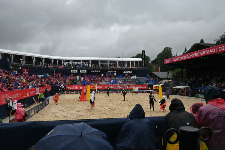 Das Publikum blieb, der Regen ging wieder: Eingehüllt in Regenschütze gingen die Ballkinder ihrer Aufgabe nach und die Zuschauerinnen und Zuschauer verfolgten weiter die Spiele am Samstagmittag. Belohnt wurden alle mit einer unerwartet langen Regenpause bis zum letzten Match des Tages. (Foto: AvS)