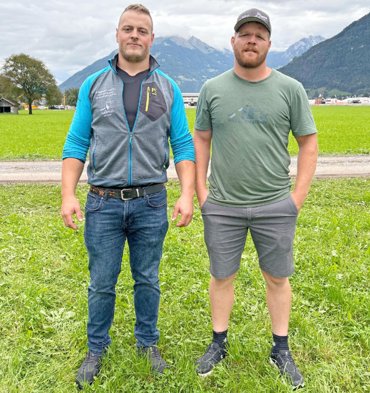 Aellen Florian (rechts) und Annen Dominic am Montagmorgen vor der Arena in Mollis. FOTOS: MARLIES BIRCHER