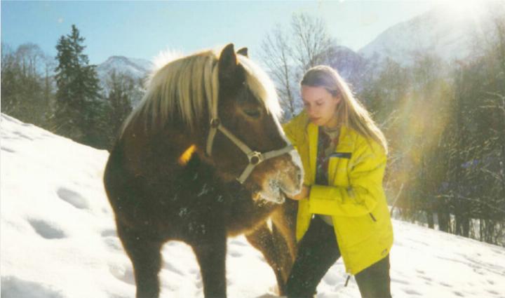 Eine Basler Pferdeliebhaberin aus der Familie der Philosophin in Lauenen.
FOTO: LADY MOCCA