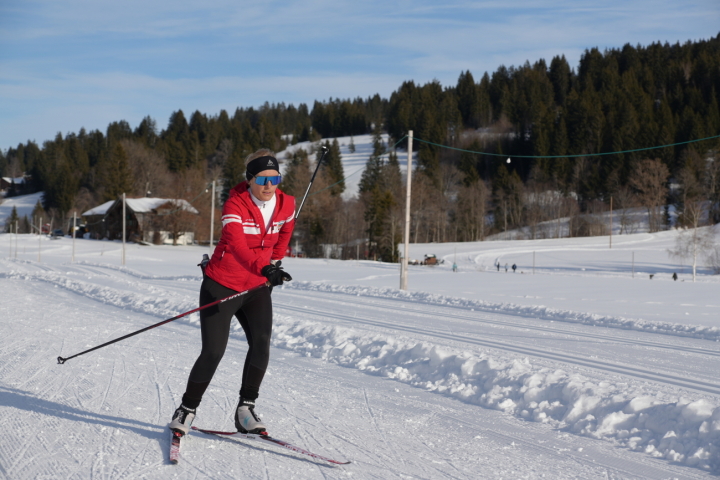 Voller Schwung: Die Langlauflehrerin Nathalie Herrmann beim Skating auf der Loipe. (Foto: Jonathan Schopfer)