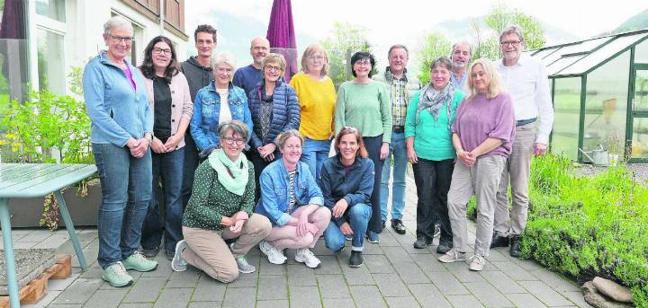 Sie alle wollen helfen und brauchen Freiwillige: (In der Hocke, von links) Monika Steiner/Präsidentin Kirchgemeinde Saanen-Gsteig, Petra Müller/Katholische Kirche, Katrin Espiasse/Projektgruppe Freiwilligenarbeit. (Stehend, von links) Therese Mösching/Pro Senectute, Susanne Bill/Kommission Sozialbehörde Saanenland, Markus Kindler/Institutionsleiter Alpenruhe, Therese Baumgartner/Seniorenrat, Hanspeter Reichenbach/Projektgruppe Freiwilligenarbeit, Béatrice Baeriswyl/Ressortleiterin Soziales, Anita Boller/Koordinatorin SRK Berner Oberland, Petra Schläppi/Gemeindepräsidentin Saanen, Ueli Müller/Präsident Seniorenrat, Anita Teuscher/Landfrauen Saanenland, Sigbert Gfeller/Präsident Sozialbehörde Saanenland, Patricia von Grünigen/Frauenverein, Hans-Heini Winterberger/Projektgruppe Freiwilligenarbeit. FOTOS: SONJA WOLF