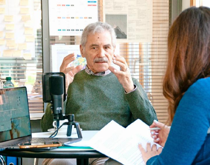 Im Frühling 2024 reiste Oswald Sigg nach Gstaad, um mit dem AvS ein Interview über sein neuestes Buch zu führen. FOTO: KEREM MAURER