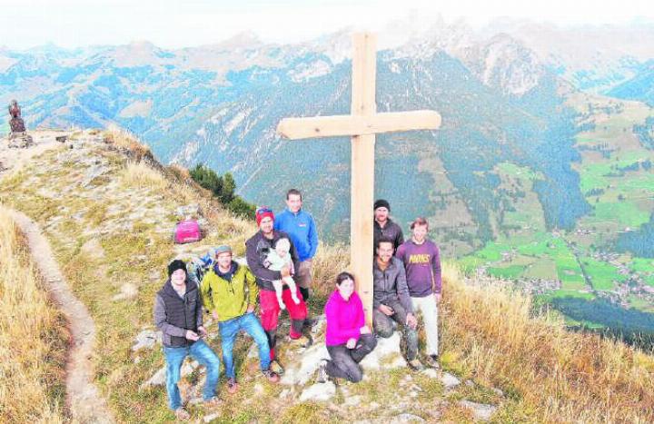 Rechts: Das Gipfelkreuz auf dem Rinderberg steht: die Erbauer und Aufsteller bei der Aufrichte. FOTO: ZVG