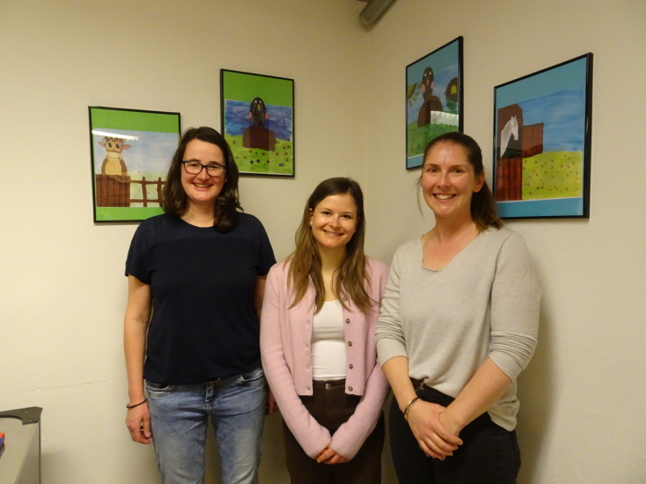 Diese Frauen bestritten gemeinsam den Informationsabend im Chinderhuus: v.l. Rahel Eggen, Bereichsleiterin Kita Gstaad, eröffnete mit ihren Begrüssungsworten, Annic Romang erklärte die administrative Seite und Samantha Marmet stellte die geplanten Aktivitäten vor. (Foto: Vreni Müllener)