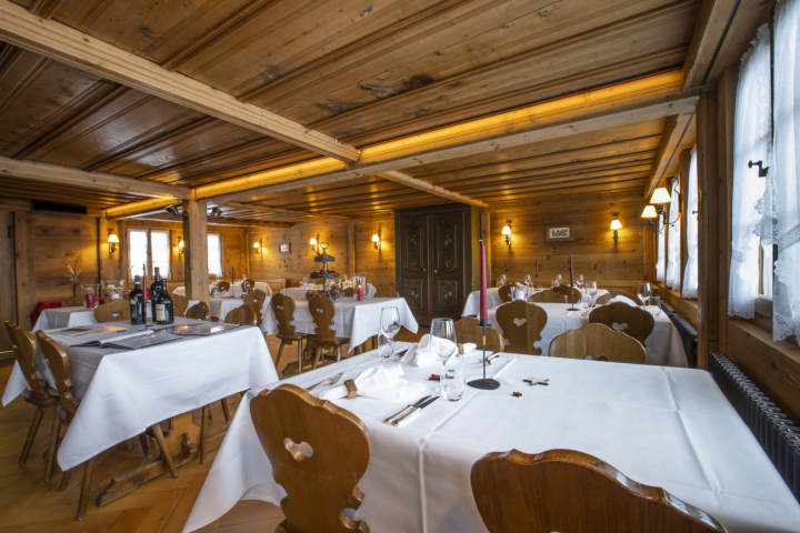 Gemütliches Ambiente dank Renovation: Der Bärensaal in Gsteig erstrahlt in neuem Glanz.   (Fotos: zvg)