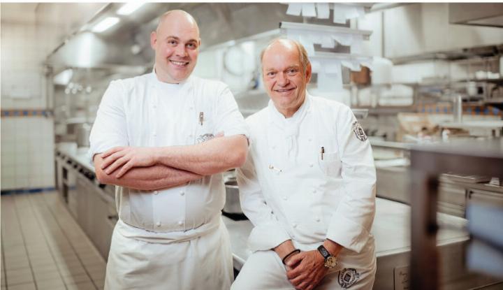 Culinary Director Franz W. Faeh (rechts) geht in Pension. Seine rechte Hand, Luca Gatti, übernimmt die kulinarische Führung ab der Wintersaison 2026/27.     FOTO: GSTAAD PALACE
