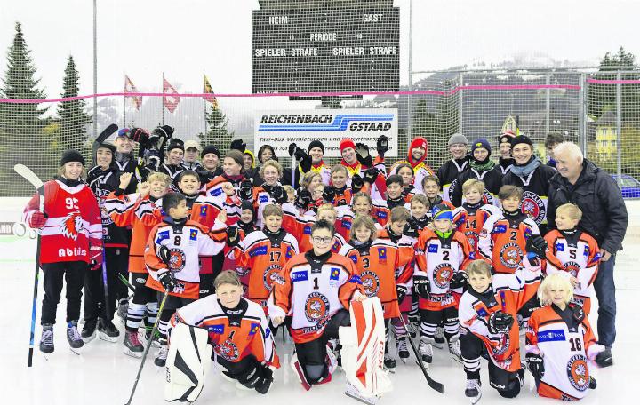 Der Swiss Ice Hockey Day in Gstaad hat viele Eishockeyfans angezogen. FOTOS: ERICH KÄSER