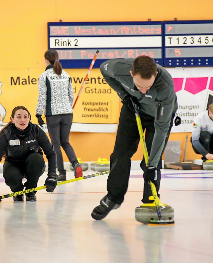 Dean Hewitt, Mitglied des australischen Siegerteams, wischt den Stein seiner Partnerin Tahli Gill.