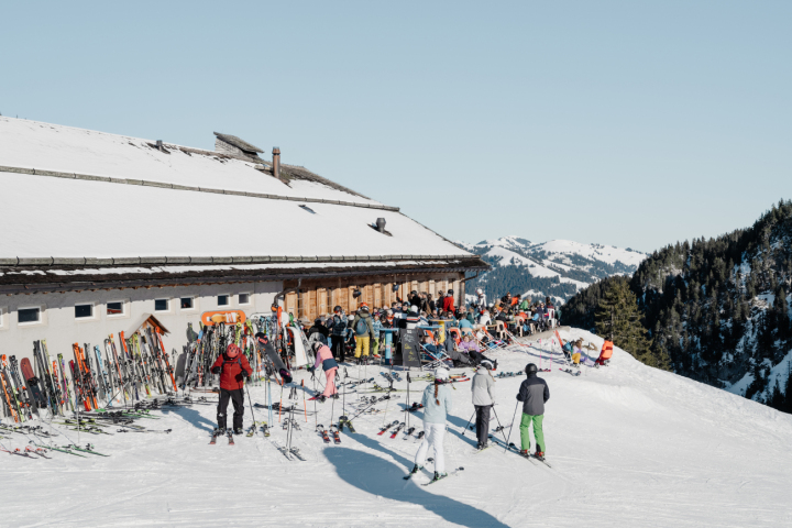 Die Gästeumfrage 2025/26 hat gezeigt: Das Gastronomieangebot ist ein wichtiger Zufriedenheitstreiber – wer eingekehrt ist, bewertet seinen gesamten Skitag positiver. Ein Schärfen des Gastronomieangebots lohnt sich also durchaus.  (Foto: Bergbahnen Destination Gstaad - Yannick Romagnoli)