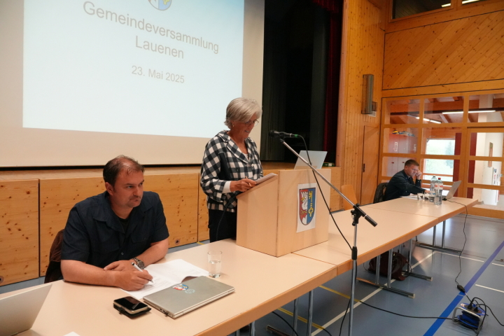 Gemeindepräsidentin Ruth Oehrli leitete die Gemeindeversammlung diplomatisch. Die jüngsten Entwicklungen bezüglich der Kündigungen waren nicht traktandiert, wurden aber von der Stimmbevölkerung unter dem Punkt «Verschiedenes» zur Sprache gebracht. (Foto: Sonja Wolf)