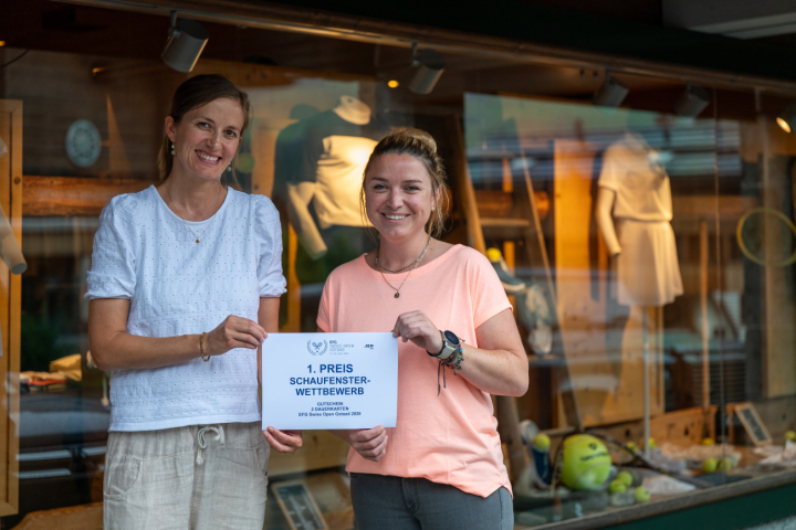 Sandra Oehrli (links) und Nadine Grimm haben den Preis entgegengenommen. Mit ihnen zusammen hat auch Trix Brand bei der Dekoration des Schaufensters mitgeholfen. (Foto: zVg)