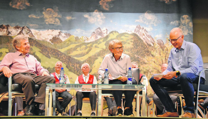 Autor Armin Oehrli und Christine Oehrli, Witwe von Ueli Oehrli, im Gespräch mit Verleger und Moderator Frank Müller. FOTOS: ANITA MOSER