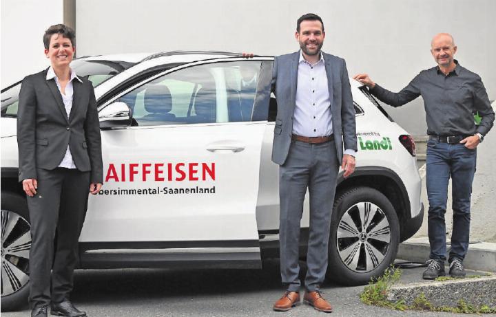 Von links: Angela Buchs, Marketingleiterin Raiffeisenbank Obersimmental-Saanenland, Hannes Anthamatten, Mitglied der Bankleitung Raiffeisenbank Obersimmental-Saanenland, und Mario Cairoli, Geschäftsführer der Landi Simmental-Saanenland, vor dem Mercedes EQA 300, der neben der Raiffeisenbankfiliale in Gstaad geparkt ist und ab sofort allen Interessierten zur Verfügung steht. FOTO: JENNY STERCHI