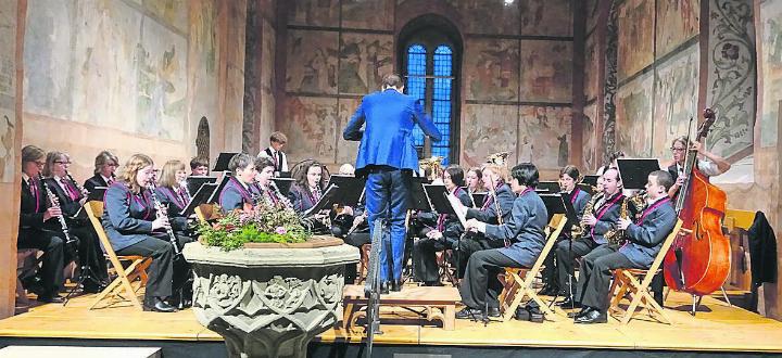 Die MG Gstaad führte ihr Publikum mit heiteren bis weihnachtlichen Stücken in die kommende Adventszeit. Neu spielt in der MG Gstaad eine Kontrabassistin mit – ein Plus für eine Blasmusik mit Harmoniebesetzung.