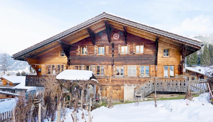 Vieles, was ein typisches Saanerhaus ausmacht, ist an diesem Übergangsbeispiel zwischen dem 16. und 17. Jahrhundert schon da: Mischung aus Ständerbau (Stubengeschoss) und Blockbauweise (Obergeschoss), die grossen Blockkonsolen und die beiden seitlichen Aussentreppen.   FOTOS: MARTIN GURTNER-DUPERREX