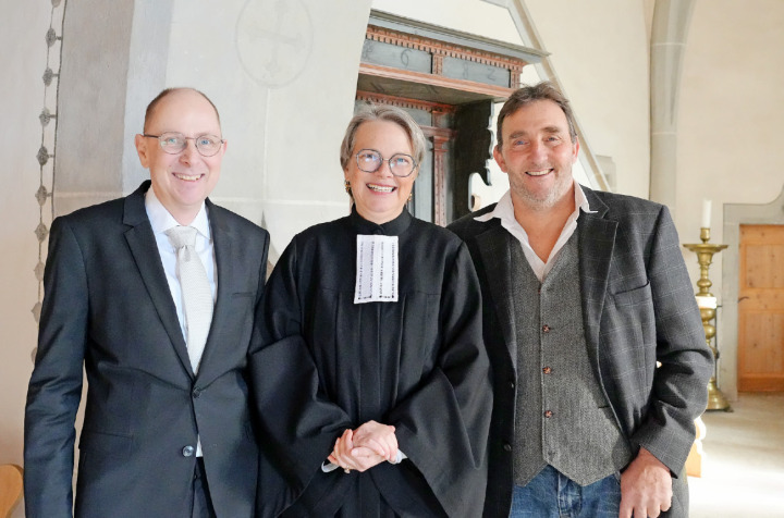 Von links: Regionalpfarrer Stephan Bösiger, Pfarrerin Carola Watts und Stephan Addor, Präsident des Kirchgemeinderats Lauenen. FOTOS: JONATHAN SCHOPFER
