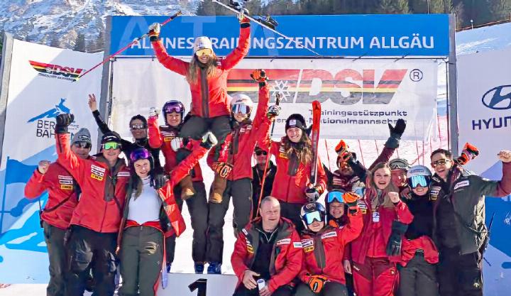 Sue Piller (stehend, ganz rechts) feiert mit dem Team ihren vierten Rang beim Europacup in Oberjoch.