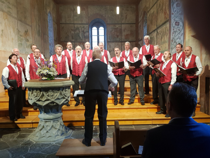 Der Jubilär: der Männerchor «Echo vom Olden», dirigiert von Ada Van der Vlist Walker. (Foto: Eugen Dornbierer-Hauswirth)