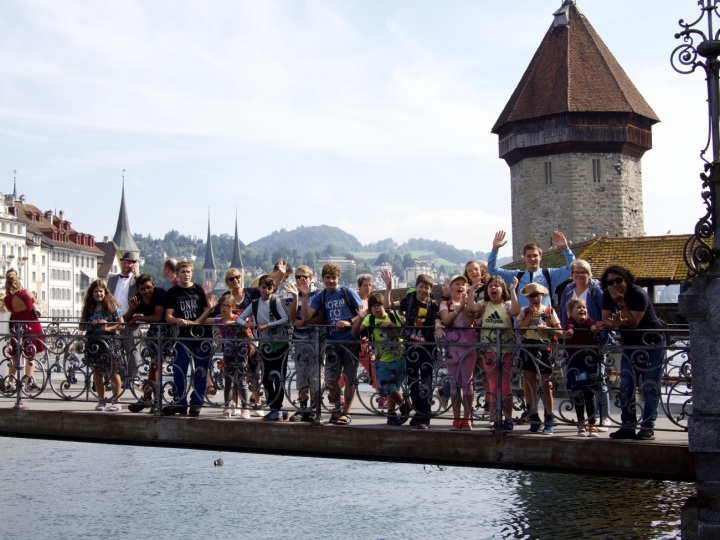 Grosses Gruppenbild der Heilpädagogischen Schule Gstaad mit der imposanten Luzerner Kapellbrücke im Hintergrund. (Fotos: ZVG)