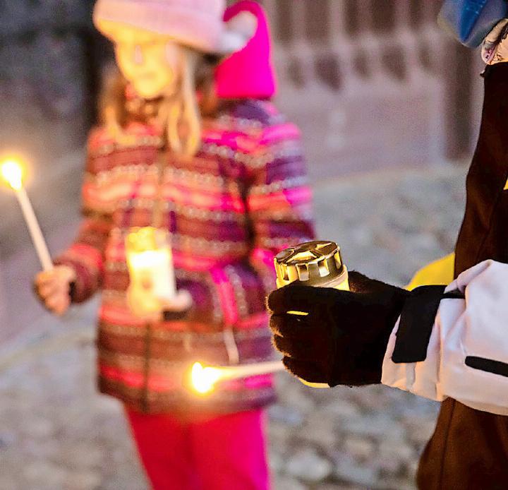 Die Kinder bringen das Licht des Friedens zu der wartenden Menge vor dem KKL Luzern. FOTO: ZVG