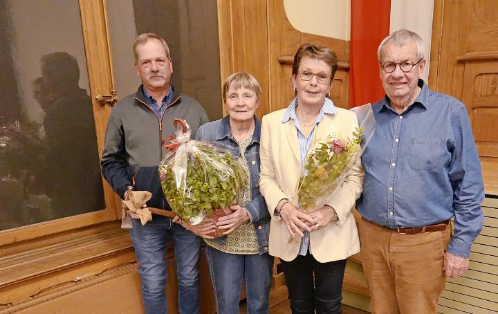 Neu in den Vorstand gewählt wurden Regula Kohler (zweite von rechts) und Saanens vormaliger Gemeindepräsident Toni von Grünigen (ganz links). Kassierin Ruth Schmid (zweite von links), rechts Präsident Stephan Jaggi, FOTOS: MARTIN GURTNER-DUPERREX