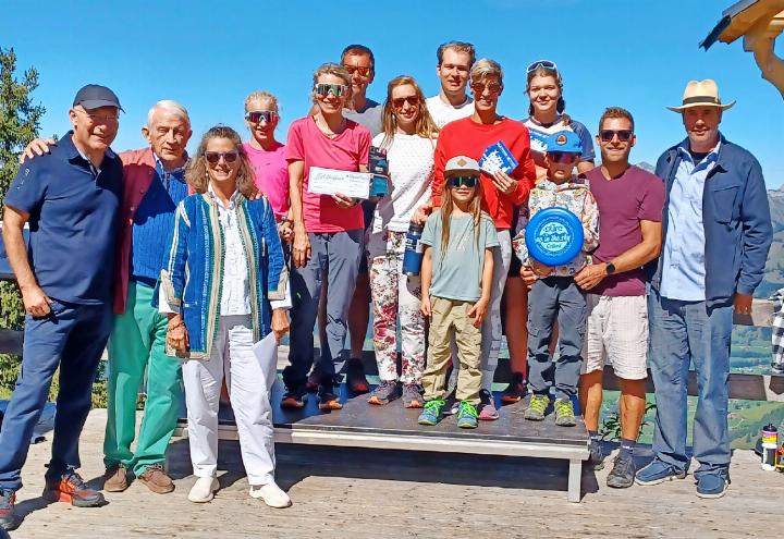 Besuchende der Rangverkündigung auf der Terrasse des Berghauses Wasserngrat. FOTO: ZVG
