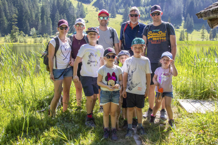 Der neue Ranger Erich Käser (Zweiter von rechts hinten) mit zwei Familien, die bei Gstaad Saanenland Tourismus eine geführte Tour am Lauenensee gebucht haben. (Fotos: zvg)
