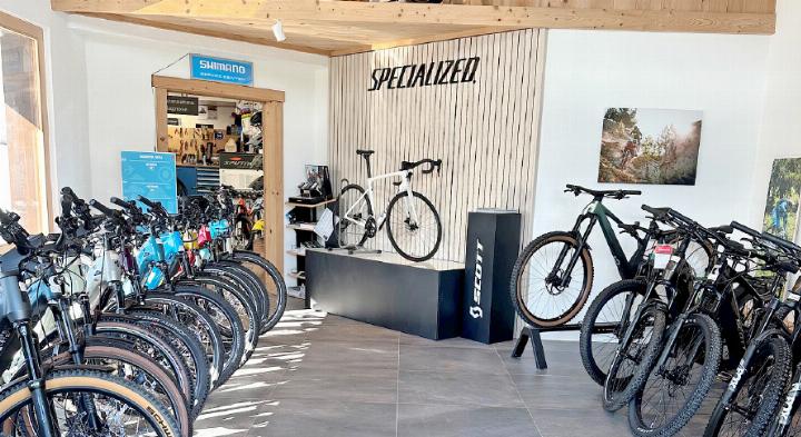 Eingangsbereich im Sputnik Bikeshop Zweisimmen. FOTO: ZVG