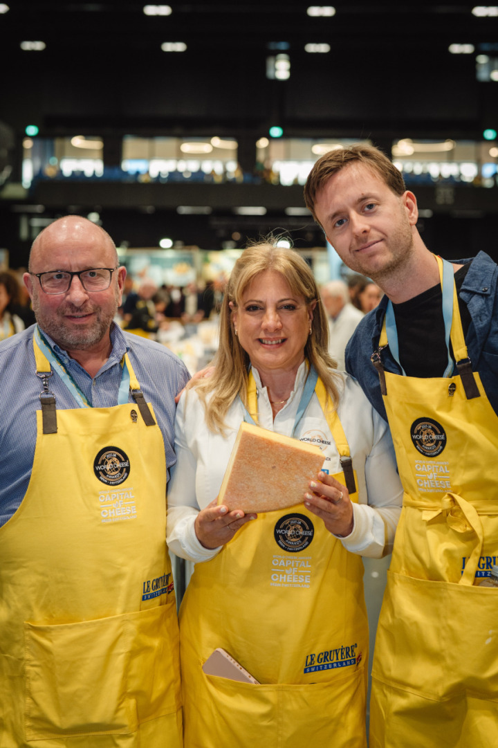 Sie waren Juroren an einem Tisch: René Ryser, Geschäftsführer Molkerei Gstaad, Cécilia aus Monte- video (mit dem Supergold-Gewinner des Tisches) und Tommée aus London. (Fotos: Guild of finde Food) Sie waren Juroren an einem Tisch: René Ryser, Geschäftsführer Molkerei Gstaad, Cécilia aus Monte- video (mit dem Supergold-Gewinner des Tisches) und Tommée aus London. (Fotos: Guild of finde Food)
