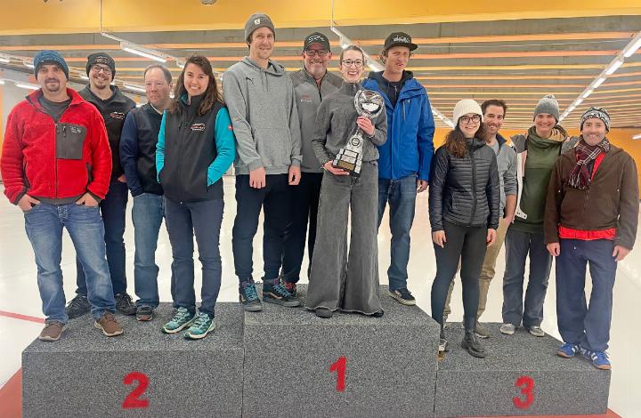 Die Siegerteams des 31. Gewerbe-Curling-Plauschturniers. FOTO: ZVG