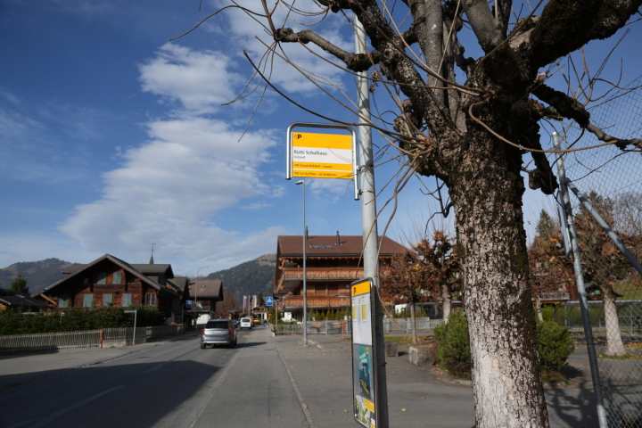 Die Bushaltestelle am Rütti Schulhaus in Gstaad. FOTOS: Paula Mittag