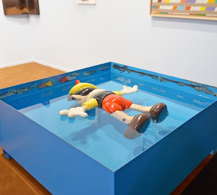 Ein bisschen makaber: Pinocchio schwimmt tot im Wasser – ein provokantes Kunstwerk des berühmten italienischen Künstlers Maurizio Cattelan, der mit seiner «Klebeband-Banane», die 2019 auf der Art Basel in Miami für 120’000 Dollar verkauft wurde, weltweit für Aufsehen sorgte. FOTO: ELISA OPPERMANN