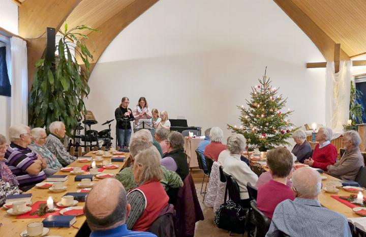 Die Senior:innen lauschen andächtig den Blockflötenklängen von Monika von Siebenthal und Olga Reichenbach mit ihren Töchtern Noelia und Delia. FOTO: FLURINA WELTEN