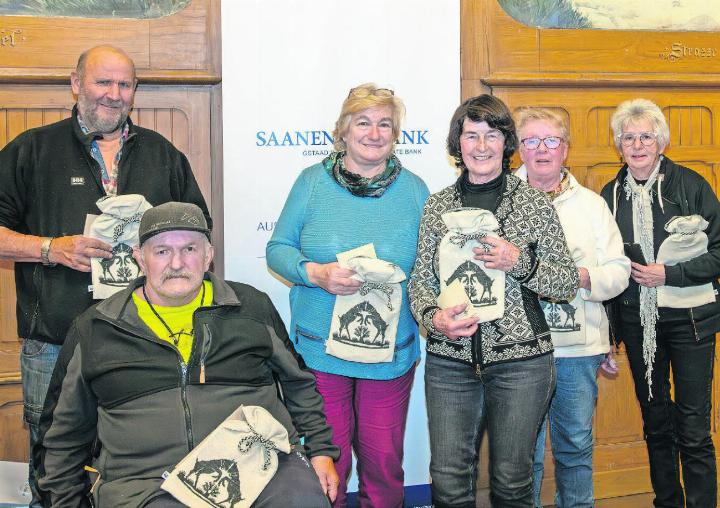 Die diesjährigen Saanen-Bank-Jass-Sieger: v.l. Jürg Bratschi, Markus Lempen, Bethli Kohli, Ruth Moratti, Katharina-Anna Burch und Monica Bürki. FOTO: CORINNA MÜLLER
