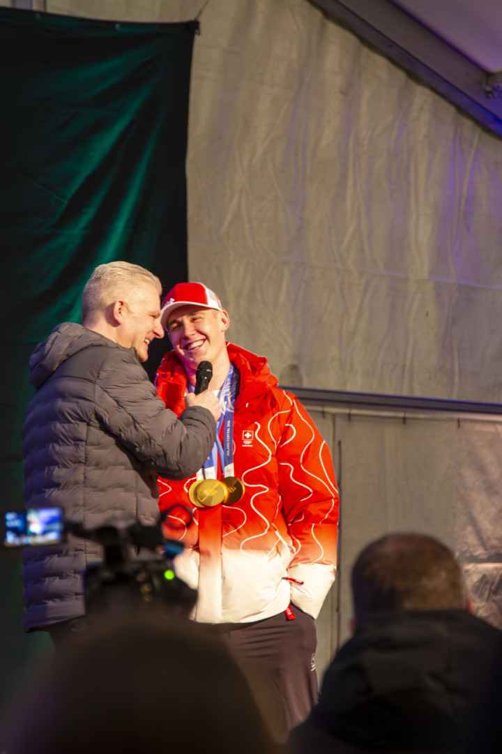 Gelöste Stimmung auf der Bühne: Rainer Maria Salzgeber lacht mit Franjo von Allmen. (Fotos: AvS) Gelöste Stimmung auf der Bühne: Rainer Maria Salzgeber lacht mit Franjo von Allmen. (Fotos: AvS)