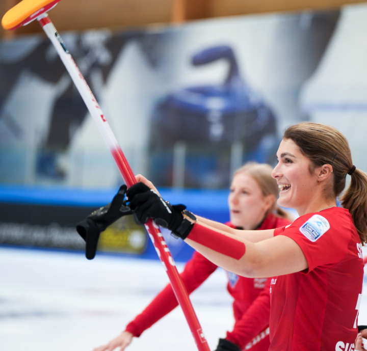 Grosser Jubel beim Team Hürlimann: Celine Schwizgebel reisst den Besen hoch. FOTOS: SWISSCURLING Grosser Jubel beim Team Hürlimann: Celine Schwizgebel reisst den Besen hoch. FOTOS: SWISSCURLING