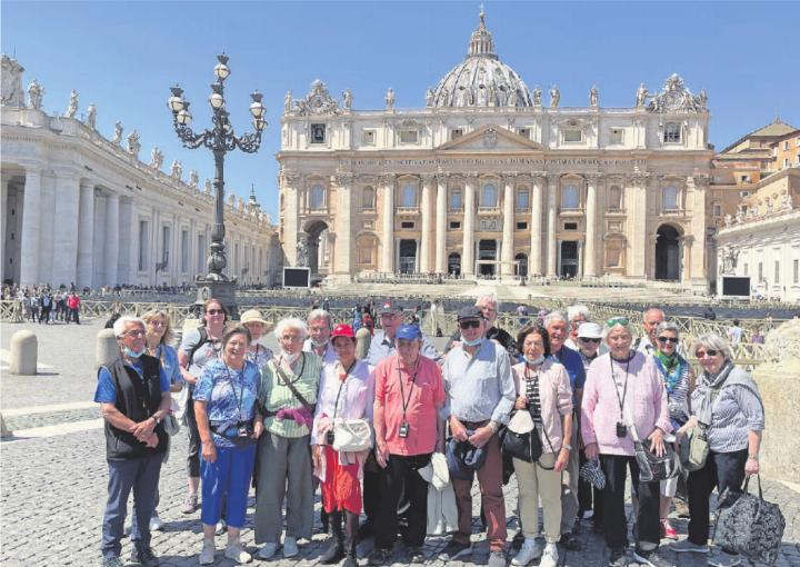 Die Reisegruppe auf dem Petersplatz (Vatikan). FOTO: ALEXANDER PASALIDI