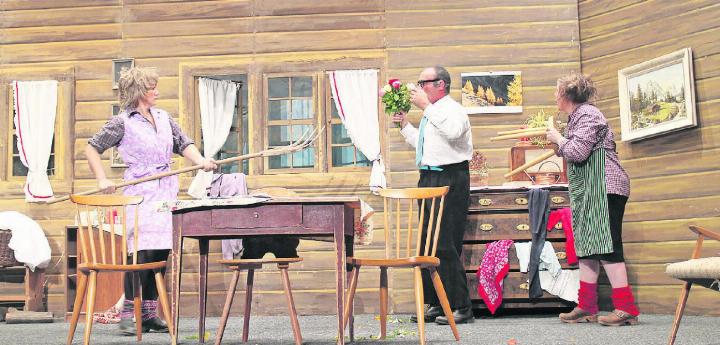Der blumenstraussgalante Freier Emil (Gerhard Baumann) hat gegen die männerverachtenden Jungfern Lotti (links, Regula Dänzer) und Lisel (Sandra Eymann) noch keine Chance und wird vom Hof gejagt. FOTO: MATTHIAS KURT