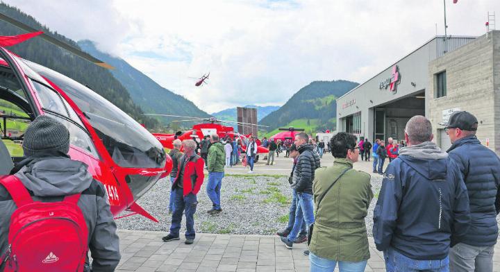 Das Interesse war gross: Rund 2600 Besuchende waren am Samstag bei der Helikopterbasis Zweisimmen am Tag der offenen Tür. FOTOS: REGA