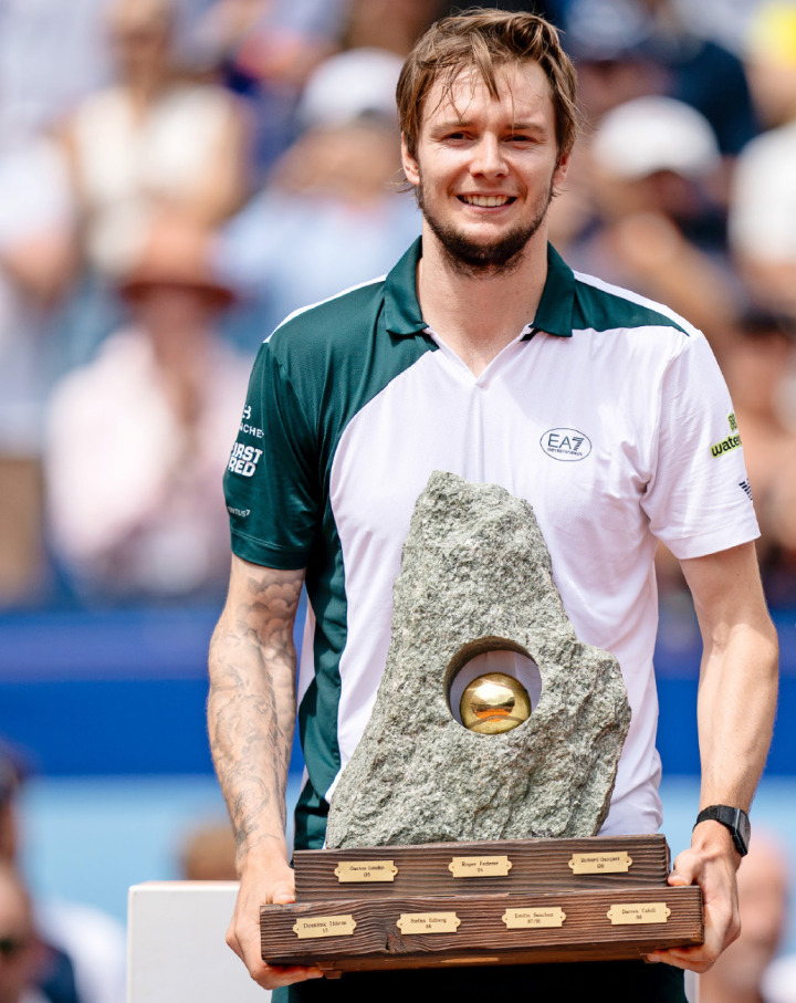 Der Pokal und der Titel in Gstaad: Bubliks erster ATP-Sieg auf Sand.