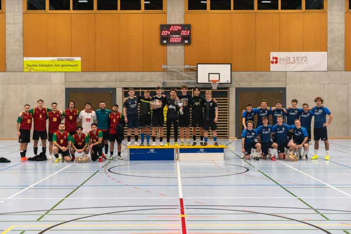 Das Podest der Herren: Rang 2 «LP», Rang 1 «Hecks» und Rang 3 «Dolores FC». (Fotos: Yara Minnig)