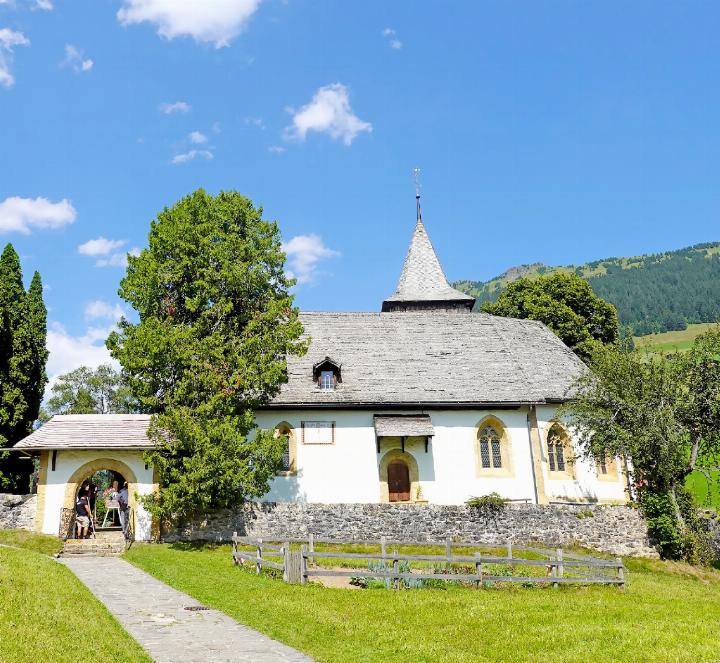 Die Kirche Lauenen wurde vor 500 Jahren auf einen Felsen gebaut und dem Apostel Petrus geweiht. FOTO: MARTIN GURTNER-DUPERREX