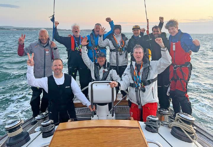 Die Crew an Bord der «Crusade»: vorne Mitte Segelvorstand und Skipper Daniel Heine, unterstützt von Sandro Bolton (vorne links). FOTO: ZVG