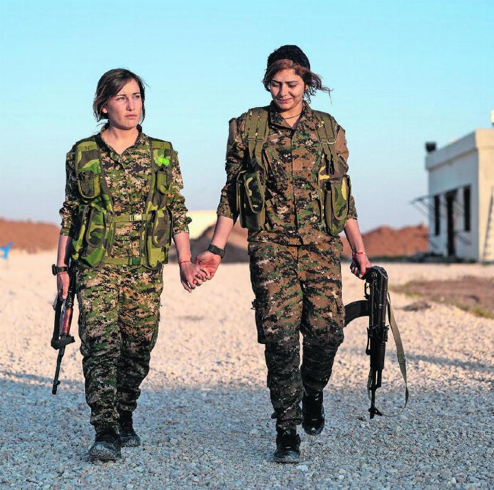 Kämpferinnen der kurdischen Frauenverteidigungseinheiten auf einem Stützpunkt im Nordosten von Syrien, 2019. FOTO: ALEX KÜHNI