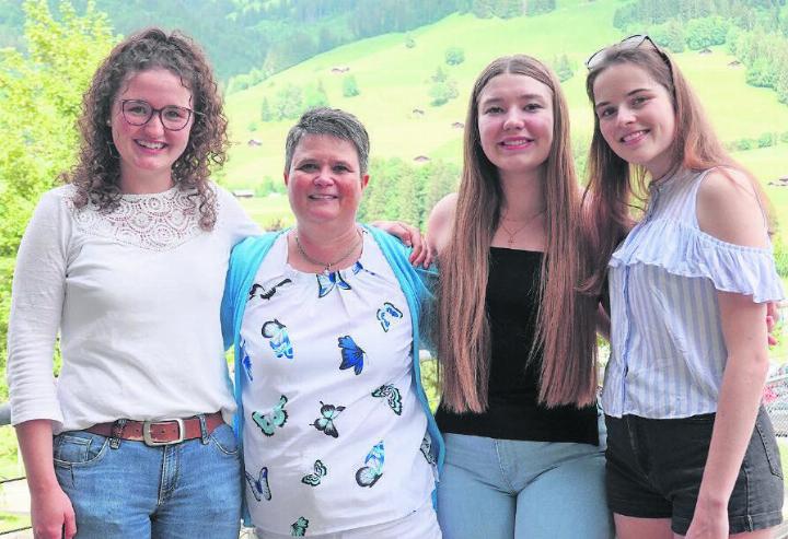 Die drei Absolventinnen (v.l.) Michaela Maria Zimmermann, Valentina Jukic und Anouk von Grünigen mit ihrer Bildungsverantwortlichen Irene Eggenberg (Zweite v.l.). FOTO: ALTERSWOHNEN STS AG