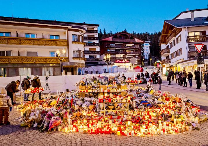Ein Meer aus Kerzen und Blumen vor dem abgesperrten Areal in Crans-Montana, wo die Silvesternacht durch einen Grossbrand in einer Bar ein tragisches Ende fand. Medien aus aller Welt berichten über das Schicksal vieler Toter und Schwerverletzter. Unzählige Menschen trauern seit Tagen im Walliser Bergdorf. FOTO: KEYSTONE-SDA/JEAN-CHRISTOPHE BOTT
