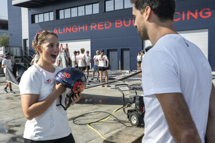 Überraschung gelungen: der Moment, in dem Anja von Allmen mitten in der letzten Qualifikationsrunde erfährt, dass sie zum Alinghi-Team gehört. (Foto: Alinghi Red Bull Racing/Mihai Stetcu)