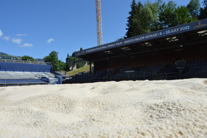Die Tribünen sind noch leer, aber der von der Sonne gewärmte Sand riecht schon ein bisschen nach Swatch Beach Pro Gstaad.    (Foto: Jenny Sterchi)