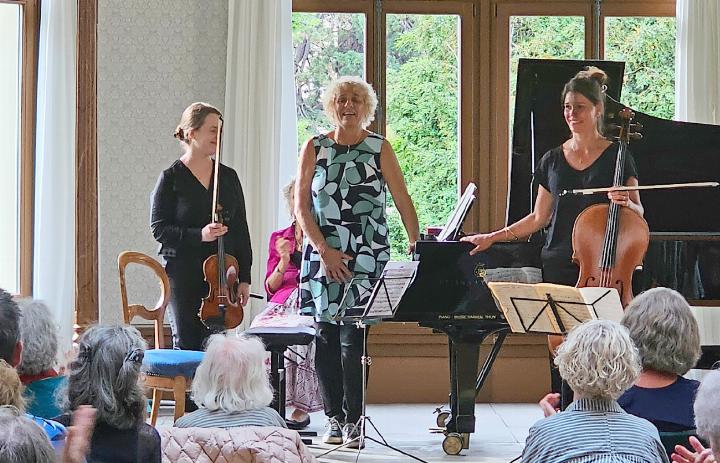 Der Schlussapplaus des Abends galt dem zuletzt aufgetretenen Trio Annina Demenga (Klavier), Anna Srodecka (Violine) und Mirjana Reinhard (Cello), das Antonín Dvorˇáks Klaviertrio op. 90 aufführte. FOTO: MARTIN NATTERER
